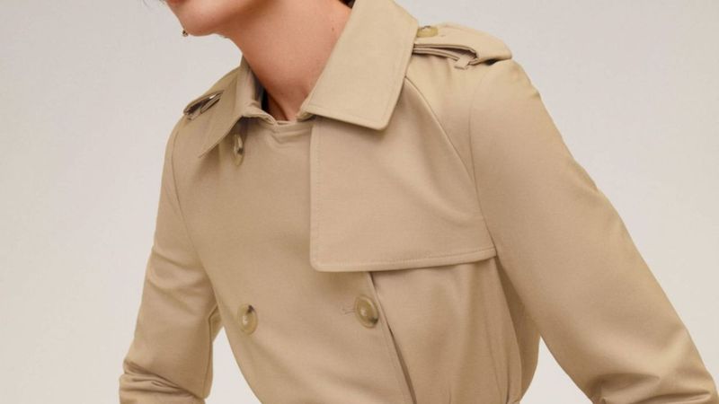 7. El trench coat: la elegancia de la transición