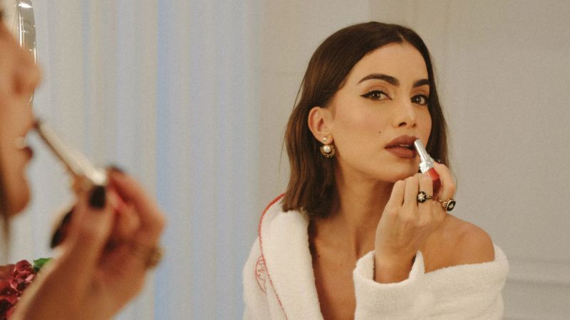 7. Camila Coelho – Elegancia y versatilidad global
