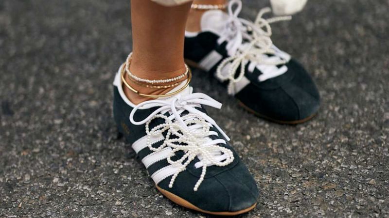 6. Zapatillas satinadas y sneakers refinados