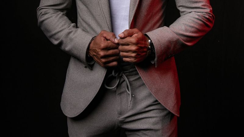 4. Traje desestructurado