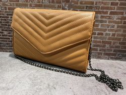 Bolso pequeño cruzado con cadena Varis Brown