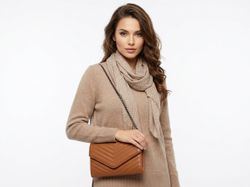 Bolso pequeño cruzado con cadena Varis Brown