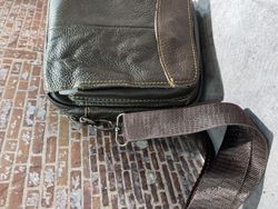 Bolso pequeño de piel cruzado Varis Brown