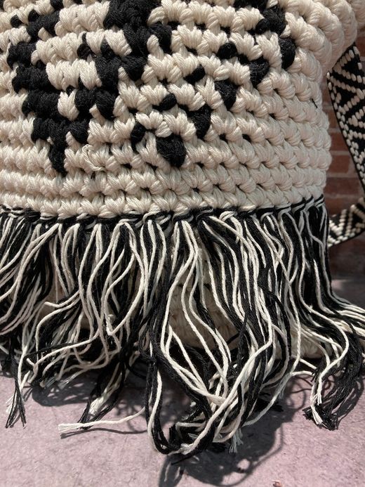 Bolso pequeño trenzado bicolor con flecos Varis White