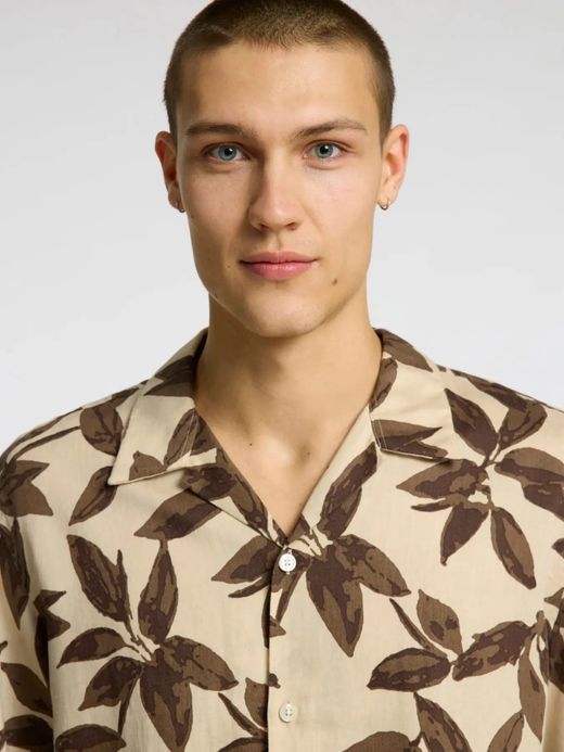 Camisa de cuello bowling con estampado hojas Selected Oatmeal