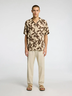 Camisa de cuello bowling con estampado hojas Selected Oatmeal