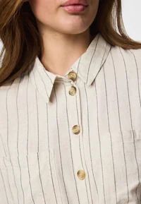 Camisa m/c con rayas y anunada Pieces Birch