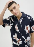 Camisa m/c resort con estampado flores grandes Jack & Jones Night Sky