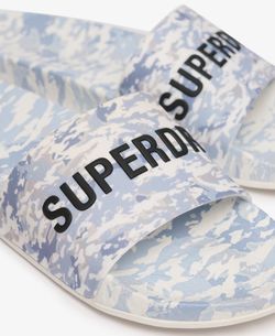 Chancla de pala con estampado camuflaje urban y letras branding y letras branding contrastadas Superdry White