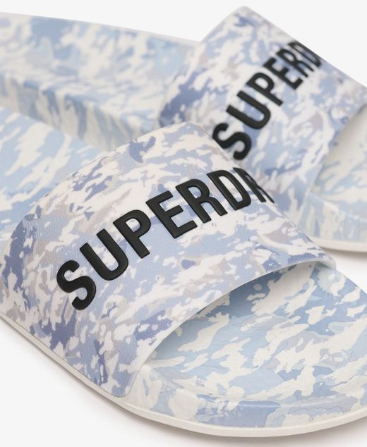Chancla de pala con estampado camuflaje urban y letras branding y letras branding contrastadas Superdry White