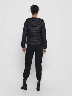 Chaqueta alcochada con capucha lisa Only Black