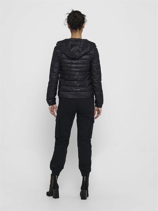 Chaqueta alcochada con capucha lisa Only Black