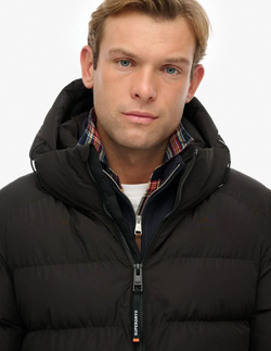 Chaqueta con capucha alcochada Superdry Black