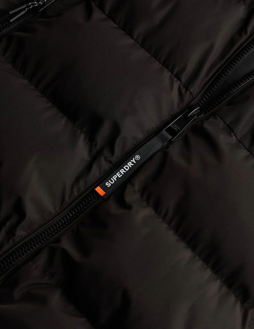 Chaqueta con capucha alcochada Superdry Black