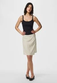 Falda corta cruzada Pieces Birch