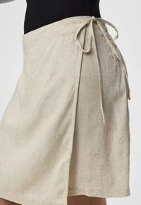 Falda corta cruzada Pieces Birch