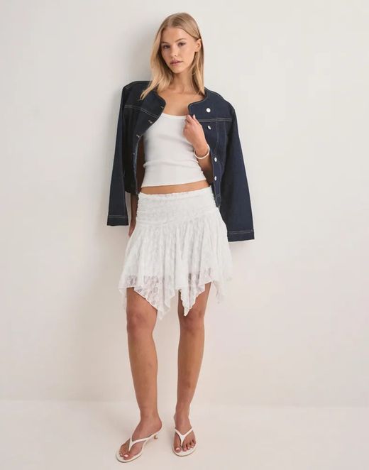 Falda corta de encaje Pieces Bright White