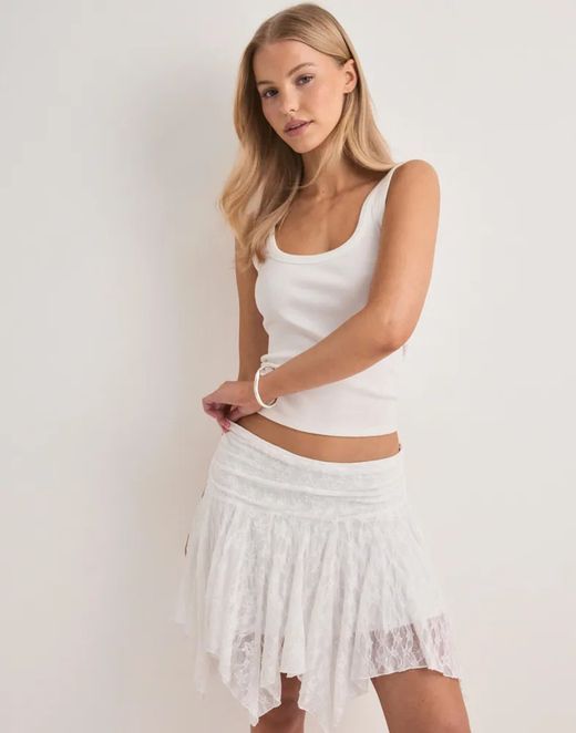 Falda corta de encaje Pieces Bright White