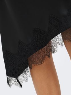Falda midi de raso asimétrica y con puntillas Only Black