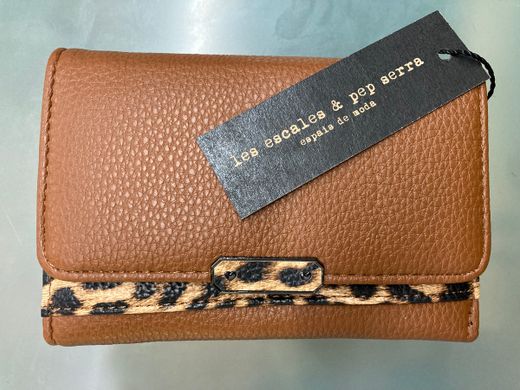 Monedero con detalle animal print Varis Cognac