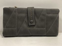 Monedero con repunteado triangulos Varis Black