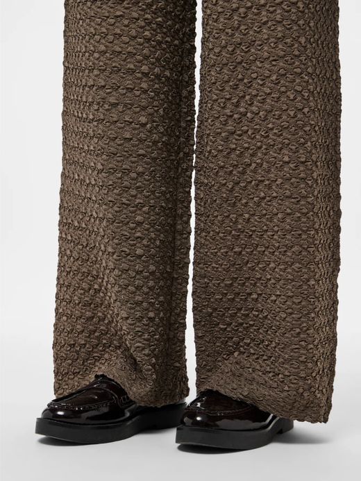 Pantalón con goma de arrugado relieve Pieces Falcon