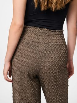 Pantalón con goma de arrugado relieve Pieces Falcon