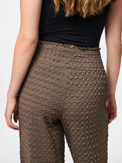 Pantalón con goma de arrugado relieve Pieces Falcon