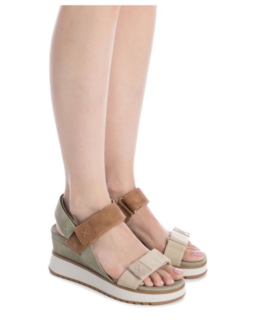 Sandalia con cuña tricolor Xti Kakhi