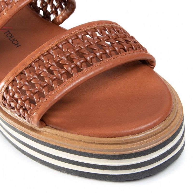 sandalia-plataforma-con-bandas-trenzadas-xti-camel-pep-serra-street-wear