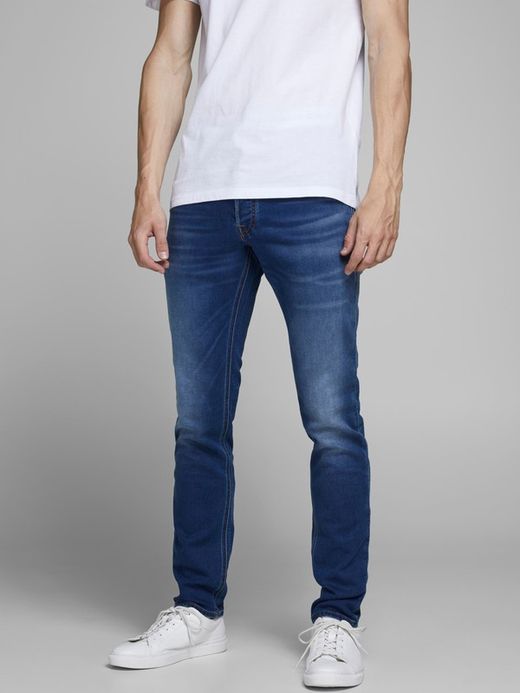 Stretchjeans mit 5 Taschen, getragen von Jack & Jones Blue Denim