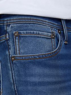 Stretchjeans mit 5 Taschen, getragen von Jack & Jones Blue Denim