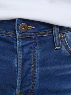 Stretchjeans mit 5 Taschen, getragen von Jack & Jones Blue Denim
