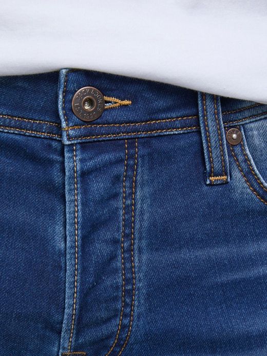 Stretchjeans mit 5 Taschen, getragen von Jack & Jones Blue Denim