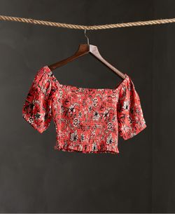 Top corto con estampado floral Superdry Red