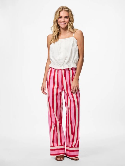 Top corto de tirantes con goma Pieces Cloud Dancer